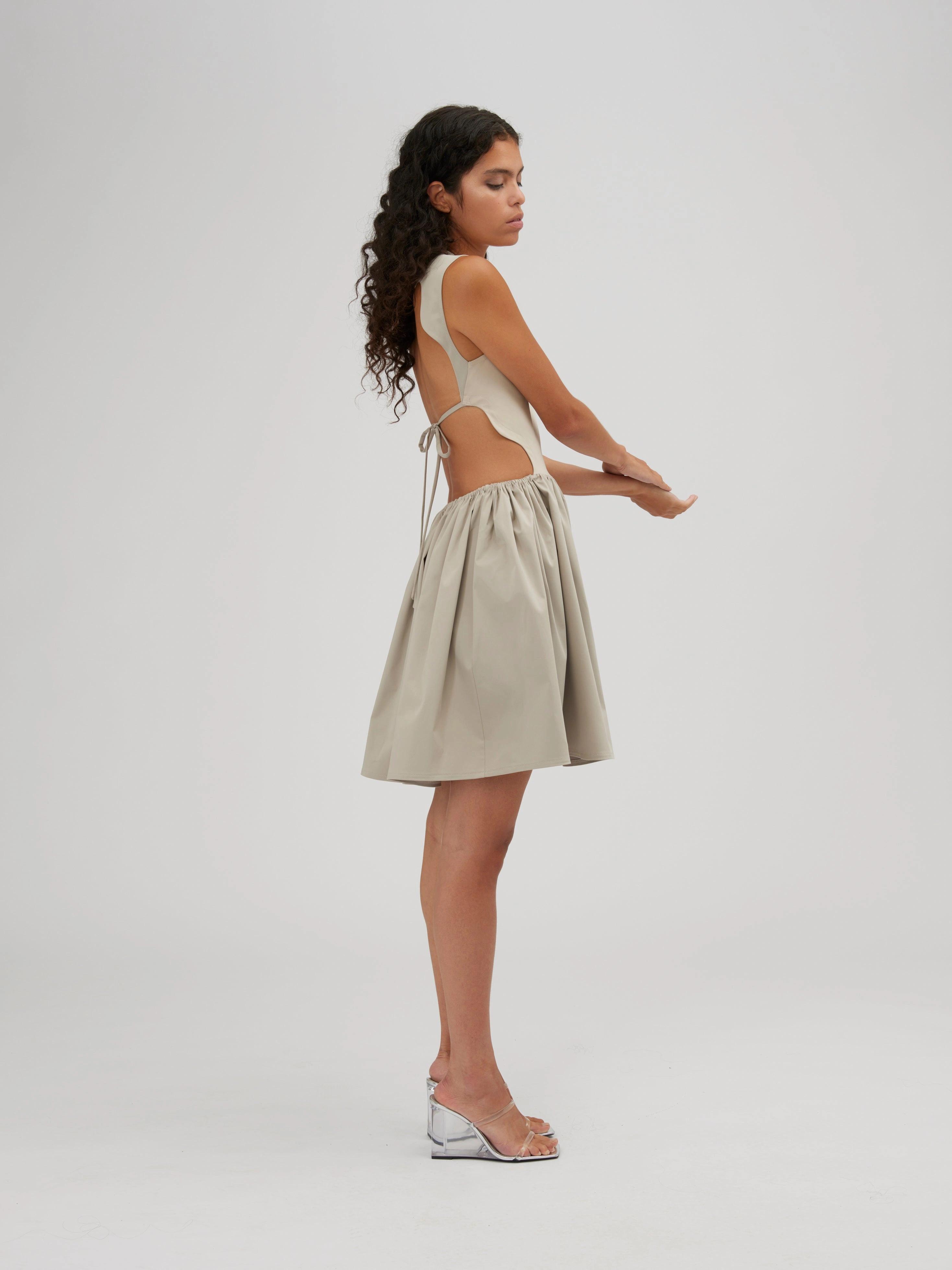 "YSABELLA: Un'Eredità di Eleganza - Abiti Iconici e Rari"